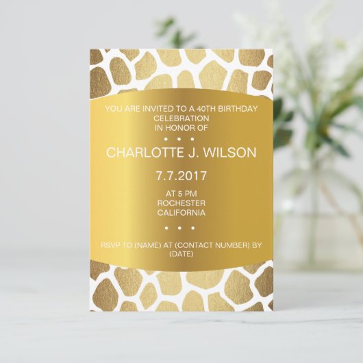 Birthday Invitation Golden Giraffe Skin Vip Kaart (Staand voorkant)