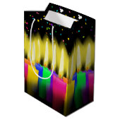 Birthday-kaarsen en Confetti op zwart Medium Cadeauzakje (Achterkant Gekanteld)