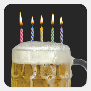 Birthday-kaarsen in de Mok van bier Vierkante Sticker