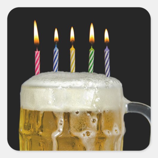 Birthday-kaarsen in de Mok van bier Vierkante Sticker (Voorkant)