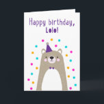 Birthday Kaart voor Lolo<br><div class="desc">Kaart voor Lolo. Als je je grootvader Lolo in plaats van opa noemt, is deze verjaardagskaart perfect voor hem. (Lolo betekent grootvader in Tagalog / Filipino.) Uw lolo zal van dit schattige, moderne, kleurrijke Scandinavische ontwerp houden dat een bruine en grijze teddybeer met een paars pet en bowtie en roze,...</div>