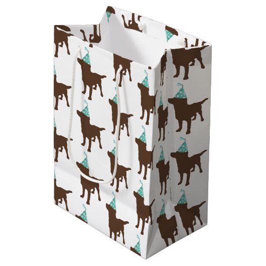 Birthday Labrador Chocolate Dog in Party Pet Medium Cadeauzakje (Voorkant Gekanteld)