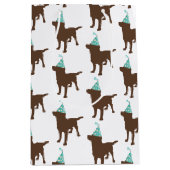 Birthday Labrador Chocolate Dog in Party Pet Medium Cadeauzakje (Voorkant)
