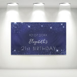 Birthday marineblauw glittermonogram spandoek<br><div class="desc">Voor een meisje en glamoureus 21ste (of om het even welke leeftijd) verjaardagsfeest. Een blauwe achtergrond voor de marine met elegant faux glitter stof. De blauwe kleur is ongelijk. Een naam, datum en leeftijd van 21 jaar personaliseren en toevoegen. Witte letters. De naam wordt geschreven met een modern handgeschreven stijlmanuscript...</div>