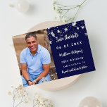Birthday marvy blue Silver-foto, behalve de datum Aankondigingskaart<br><div class="desc">Voeg een verticale groottefoto toe. Een blauwe achtergrondkleur voor de marine,  versierd met faux zilveren sterren. Pas een naam en de details aan en voeg deze toe.</div>