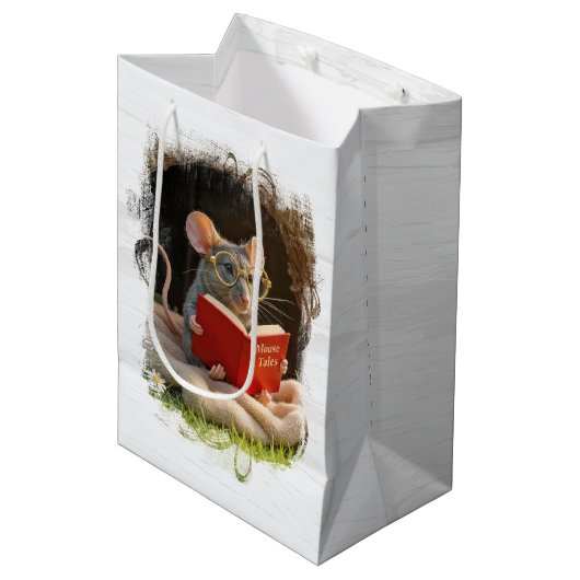 Birthday Mouse Reading a Book Medium Cadeauzakje (Voorkant Gekanteld)