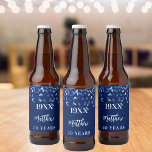 Birthday navy blue confetti name years bier etiket<br><div class="desc">Een bieretiket voor een 50e (of om het even welke leeftijd) verjaardagsfeestje. Een blauwe achtergrond voor de marine met blauwe confetti. Personaliseer en voeg geboortejaar,  naam en leeftijd toe. De naam wordt geschreven met een elegant handgeschreven stijlmanuscript met letters.</div>