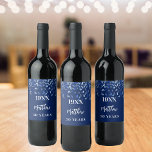 Birthday navy blue confetti name years wijn etiket<br><div class="desc">Een wijnetiket voor een 50e (of om het even welke leeftijd) verjaardagsfeestje. Een blauwe achtergrond voor de marine met blauwe confetti. Personaliseer en voeg geboortejaar,  naam en leeftijd toe. De naam wordt geschreven met een elegant handgeschreven stijlmanuscript met letters.</div>