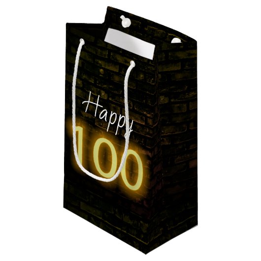 Birthday Neon 100 Sign on Brick Klein Cadeauzakje (Voorkant Gekanteld)