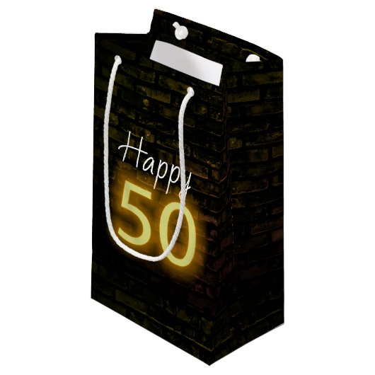 Birthday Neon 50 Sign on Brick Klein Cadeauzakje (Voorkant Gekanteld)