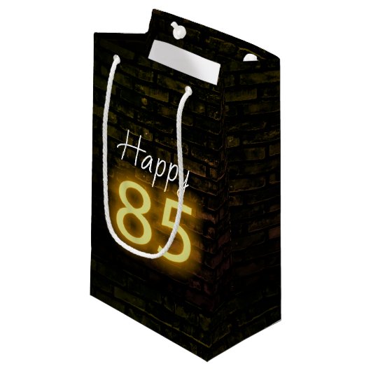Birthday Neon 85 Sign on Brick Klein Cadeauzakje (Voorkant Gekanteld)