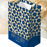 Birthday of Custom Greeting Star van David Pattern Medium Cadeauzakje<br><div class="desc">Zeg "Happy Birthday" met deze" persoonlijke cadeautas met een blauwe ster van David in blauw wit en een gouden kleur. Dit ontwerp is perfect voor vele verschillende gelegenheden, aangezien zowel de groet als de naam kunnen worden aangepast. Maakt een mooie unieke cadeauomslag voor familie en vrienden om Hanukkah, Bar of...</div>