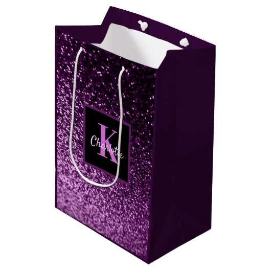 Birthday paarse roze glitter monogram medium cadeauzakje (Voorkant Gekanteld)