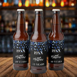 Birthday party black navy blue confetti naam jaren bier etiket<br><div class="desc">Een bieretiket voor een 50e (of om het even welke leeftijd) verjaardagsfeestje. Een zwarte achtergrond met blauw confetti. Personaliseer en voeg geboortejaar,  naam en leeftijd toe. De naam wordt geschreven met een elegant handgeschreven stijlmanuscript met letters.</div>