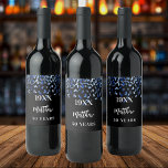 Birthday party black navy blue confetti naam jaren wijn etiket<br><div class="desc">Een wijnetiket voor een 50e (of om het even welke leeftijd) verjaardagsfeestje. Een zwarte achtergrond met blauw confetti. Personaliseer en voeg geboortejaar,  naam en leeftijd toe. De naam wordt geschreven met een elegant handgeschreven stijlmanuscript met letters.</div>