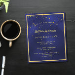 Birthday party blue mannen budget uitnodiging flyer<br><div class="desc">Let op: deze uitnodiging is op flyer paper en erg dun. Enveloppen zijn niet inbegrepen. Ga naar onze winkel voor nog meer dikkere uitnodigingen (hetzelfde ontwerp). Een trendy, moderne 50e (of om het even welke leeftijd) verjaardagskaart voor mannen, jongens, man. Een donkerblauwe, marineblauwe achtergrond. De blauwe kleur is ongelijk. Met...</div>