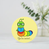 Birthday Party Invitation with Cartoon Bookworm Kaart (Staand voorkant)