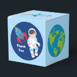 Birthday Party Kool Astronaut Rocket Shiket Kids Bedankdoosjes<br><div class="desc">Een coole ruimteastronaut op het feestje gunt de doos voor een kind verjaardag. Biedt een geweldige kinderastronaut naast een raketschip in het sterrenstelsel. De zijkanten zijn versierd met planeten,  ruimteschepen en de planeet Aarde. Pas met uw dankjewel een bericht aan voor een galaxy het pakket van de partijgunst.</div>
