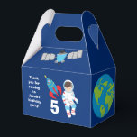 Birthday Party Kool Astronaut Rocket Shiket Kids Bedankdoosjes<br><div class="desc">Een coole buitenruimte astronaut thema party gunst box in blauw voor een kind's verjaardag. Beschikt over een geweldige kindastronaut naast een raketschip in de Melkweg. De zijkanten zijn versierd met planeten,  ruimteschepen en de planeet Aarde. Pas aan met uw bedankbericht voor een galaxy themafeestpakket.</div>
