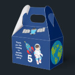 Birthday Party Kool Astronaut Rocket Shiket Kids Bedankdoosjes<br><div class="desc">Een coole buitenruimte astronaut thema party gunst box in blauw voor een kind's verjaardag. Beschikt over een geweldige kindastronaut naast een raketschip in de Melkweg. De zijkanten zijn versierd met planeten,  ruimteschepen en de planeet Aarde. Pas aan met uw bedankbericht voor een galaxy themafeestpakket.</div>