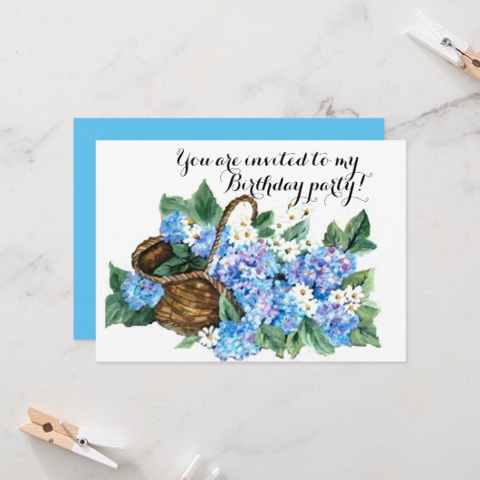 Birthday party mandje met blauwe hydrangeas kaart (Voorkant / Achterkant in situ)