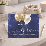 Birthday party marvy blue gold save the date card<br><div class="desc">Een trendy sparen de Datum voor een 18e (of om het even welke leeftijd) verjaardagspartij. Een blauw,  oneven gekleurde achtergrond van de marine. Verdroogd met blauwe en smeltende goudballonnen en gouden ballonnen. De tekst: Sparen de Datum wordt geschreven met een groot trendy hand lettered stijlmanuscript.</div>
