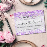 Birthday party Silver violet glitter save the date Aankondigingskaart<br><div class="desc">Een meisje en trendy sparen de kaart van de Datum voor een 40e (of om het even welke leeftijd) verjaardagspartij. Een moderne, zilverkleurige achtergrond met een violette, lavender gekleurde faux glitter sparkles. Pas een datum en een naam/leeftijd aan en voeg deze toe 40 jaar. De tekst: Sparen de Datum wordt...</div>