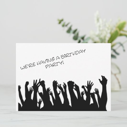 Birthday party uitnodiging met vrolijke menigten (Staand voorkant)