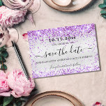 Birthday party zilverviolet paarse glitter save the date<br><div class="desc">Een meisje en trendy sparen de kaart van de Datum voor een 40e (of om het even welke leeftijd) verjaardagspartij. Een moderne, zilverkleurige achtergrond met een violette, lavender gekleurde faux glitter sparkles. Pas een datum en een naam/leeftijd aan en voeg deze toe 40 jaar. De tekst: Sparen de Datum wordt...</div>