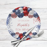 Birthday patriotic USA rode witte blauwe vlag Papieren Bordje<br><div class="desc">Voor een 50e (of om het even welke leeftijd) verjaardagsfeestje. Witte achtergrond. Gedecorreerd met patriottische gekleurde ballonnen in rood blauw en wit. Blauwe en rode sparken. Pas een datum,  naam en leeftijd aan en voeg deze toe.</div>