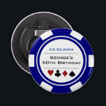 Birthday Poker Chip Casino Theme Navy Blue White Button Flesopener<br><div class="desc">Deze blauw-witte pokerspaanopener zou een perfect cadeau zijn voor de verjaardagsjongen of voor het hele feest als cadeau! Pas uw ontwerp aan met een naam en geboortedatum # in zwart in het centrum,  en uw douanetekst in jachtblauw bovenaan.</div>