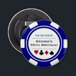 Birthday Poker Chip Casino Theme Navy Blue White Button Flesopener<br><div class="desc">Deze blauw-witte pokerspaanopener zou een perfect cadeau zijn voor de verjaardagsjongen of voor het hele feest als cadeau! Pas uw ontwerp aan met een naam en geboortedatum # in zwart in het centrum,  en uw douanetekst in jachtblauw bovenaan.</div>