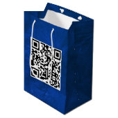 Birthday QR-code op blauw leder Medium Cadeauzakje (Voorkant Gekanteld)