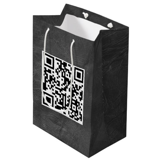 Birthday QR-code op zwart leder Medium Cadeauzakje (Voorkant Gekanteld)
