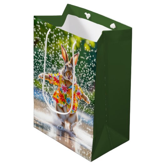 Birthday Rabbit Wearing a Fun Shirt In Water Medium Cadeauzakje (Voorkant Gekanteld)