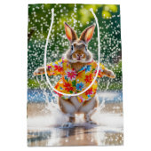 Birthday Rabbit Wearing a Fun Shirt In Water Medium Cadeauzakje (Voorkant)