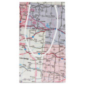 Birthday Red Retro Truck op Map Klein Cadeauzakje (Achterkant)