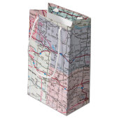 Birthday Red Retro Truck op Map Klein Cadeauzakje (Achterkant Gekanteld)