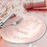 Birthday roos gold glitter druppelt glamouros name papieren bordje<br><div class="desc">Een papieren bord voor een meisje en glamoureus 50e (of om het even welke leeftijd) verjaardagsfeestje. Een faux roos gouden metalen achtergrond met een elegante faux roos goudglitterdruppels, verfdruppelvormig uiterlijk. De tekst: De naam wordt geschreven in donker roos goud met een groot modern handgeschreven stijlmanuscript. Sjabloon voor naam, leeftijd 50...</div>