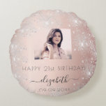 Birthday roos goudbruin zilverglitter foto rond kussen<br><div class="desc">Een cadeau voor een meisje en glamoureus 21ste (of elke leeftijd) verjaardag. Een gouden hellende achtergrond van het roos met faux zilveren glitterstof. Geef je eigen foto van het verjaardagsmeisje een persoonlijk tintje en voeg deze toe. De tekst: De naam wordt in grijs geschreven met een modern handgeschreven stijlscript met...</div>