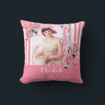 Birthday roze witte strepen fotoflorale naam kussen<br><div class="desc">Een cadeau voor een vrouw 50ste verjaardag. Klassieke slanke roze en witte verticale strepen als achtergrond. Met meisjesachtige en vrouwelijke bloemen, roze rozen en pioenrozen als decoratie. Een lijst op de voorkant met sjablonen voor de leeftijd van 50, naam en data. Sjabloon voor je eigen foto.</div>