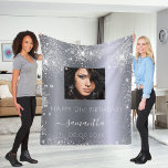 Birthday Silglitter-fotonaamscript Fleece Deken<br><div class="desc">Een cadeau voor een meisje en glamoureus 21ste (of elke leeftijd) verjaardag. Een faux zilveren metalen achtergrond met faux glitter stof. Geef uw eigen foto van hoge kwaliteit van het verjaardagsmeisje een persoonlijk tintje en voeg deze toe. De tekst: De naam wordt in wit geschreven met een modern handgeschreven stijlscript...</div>