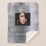 Birthday Silver Glitter sparkles name foto Sherpa Deken<br><div class="desc">Een cadeau voor een meisje en glamoureus 21ste (of elke leeftijd) verjaardag. Een faux zilveren metalen achtergrond met faux glitter stof. Geef uw eigen foto van hoge kwaliteit van het verjaardagsmeisje een persoonlijk tintje en voeg deze toe. De tekst: De naam wordt in wit geschreven met een modern handgeschreven stijlscript...</div>