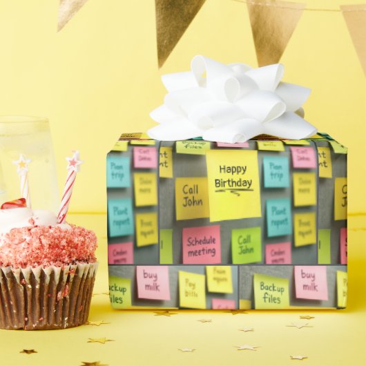 Birthday Sticky Notes On Office Cubicle Wall Cadeaupapier (Verjaardagsfeest)