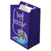 Birthday Surfer op Wave Medium Cadeauzakje (Voorkant Gekanteld)