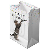 Birthday Tabby Cat met Confetti Medium Cadeauzakje (Voorkant Gekanteld)