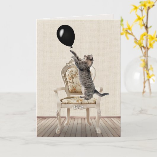 Birthday Tabby Cat op voorzitter Kaart (Gele Bloem)