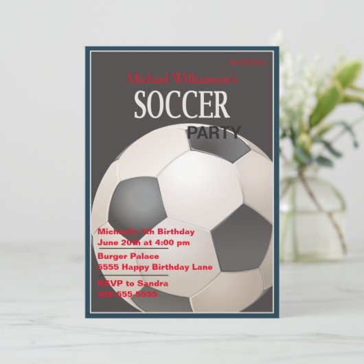 Birthday-uitnodiging voor de voetbalpartij kaart (Staand voorkant)