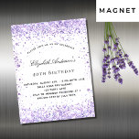 Birthday violet lavender glitter magnet uitnodigin<br><div class="desc">Voor een elegante 40e (of om het even welke leeftijd) verjaardagsfeestje. Een witte achtergrond aan de voorkant. Gedecorreerd met violet faux glitter. Pas een naam en partijdetails aan en voeg deze toe. De naam wordt geschreven met een handgeschreven stijlmanuscript</div>