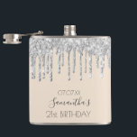 Birthday zilver glitter druipt vrienden heupfles<br><div class="desc">Een cadeau voor een meisje en glamoureus 21ste (of om het even welke leeftijd) verjaardagsfeestje. Een roomkleurige achtergrond met elegante faux zilveren glitterdruppels, een druppelende verf. De tekst: De naam wordt in grijs geschreven met een modern handgeschreven stijlscript met letters. Pas een naam, leeftijd 21 en een datum aan en...</div>